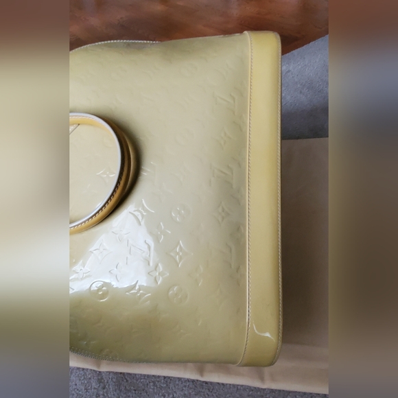 Louis Vuitton Alma GM Blanc Corail Vernis - Picture 6 of 16